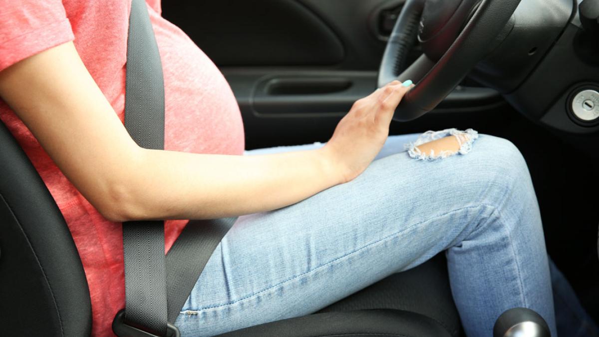 Viajas en coche estando embarazada? Ponte así el cinturón