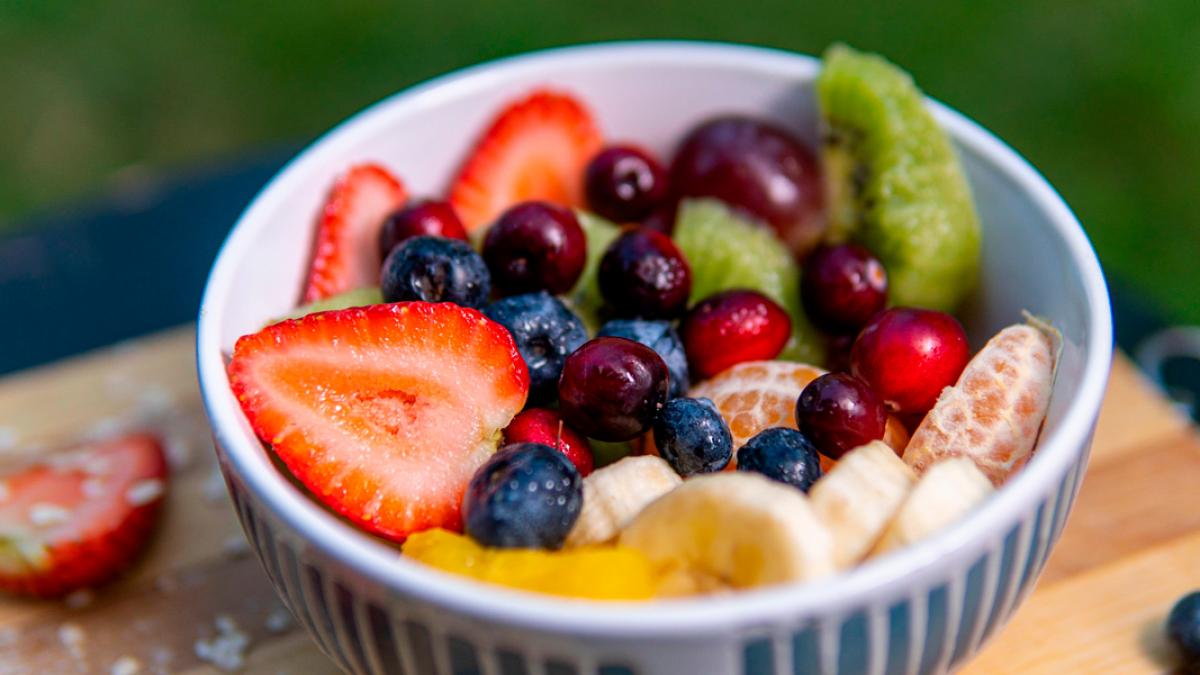 Desayunos con frutas: beneficios y 5 ideas para desayunarla