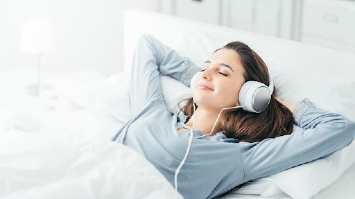 Es malo dormir con los auriculares puestos?