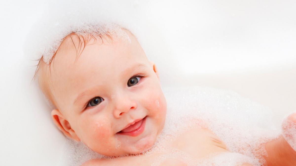 Cómo hacer del primer baño del bebé un momento especial