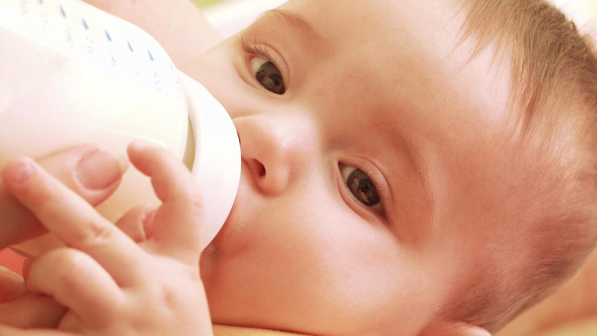 Cómo elegir el tamaño de tetina del biberón según la edad del bebé
