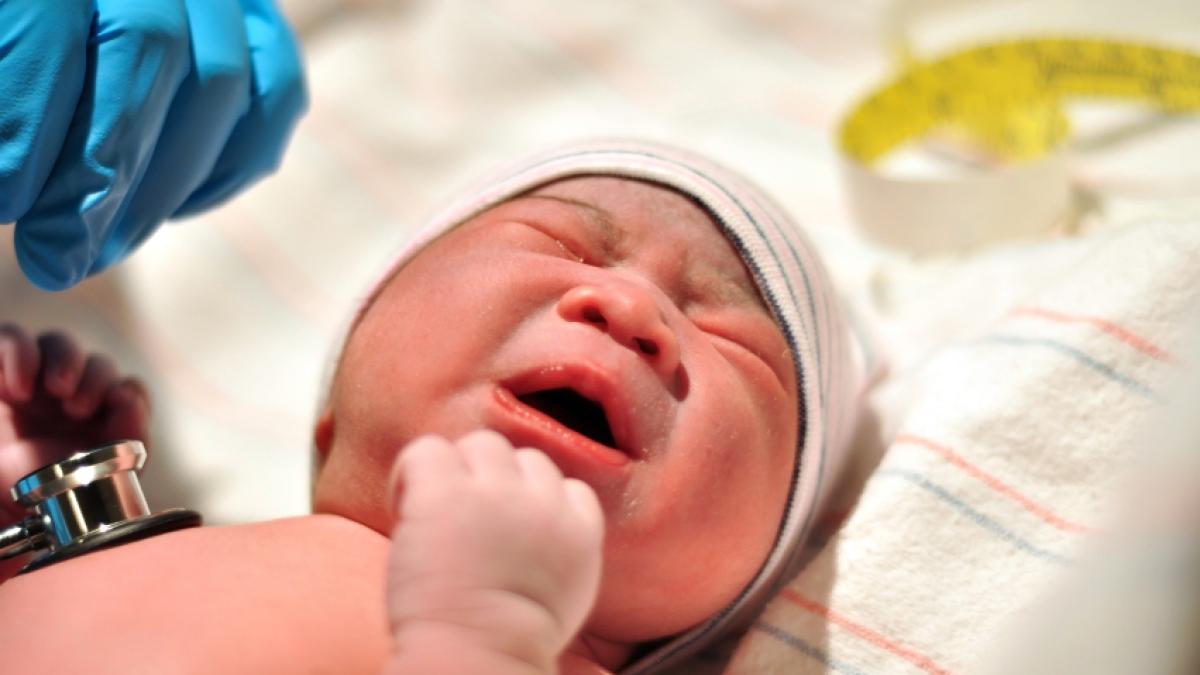 Las primeras pruebas y procedimientos rutinarios que le harán a tu bebé  recién nacido