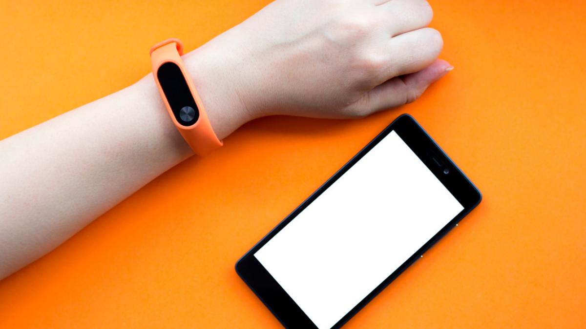 Quién cuenta mejor los pasos, tu smartphone o tu pulsera inteligente?